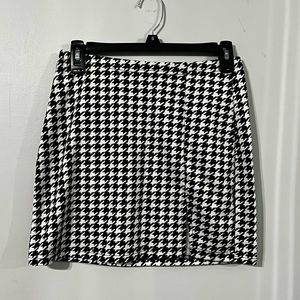 Houndstooth miniskirt with front slit, size small
